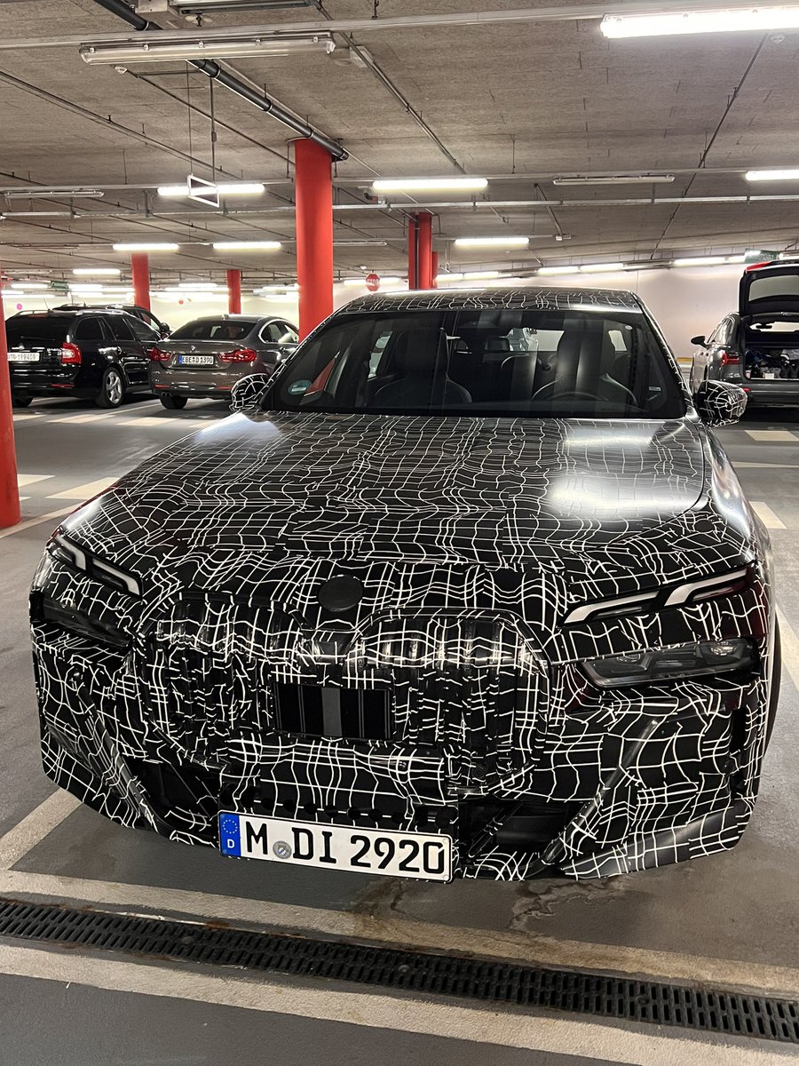 Ready2board's tweet photo. New BMW 5-serie parked next to me #bmw #bmw5 #5serie #autoweek #autobild https://t.co/axJCMRx8Uj