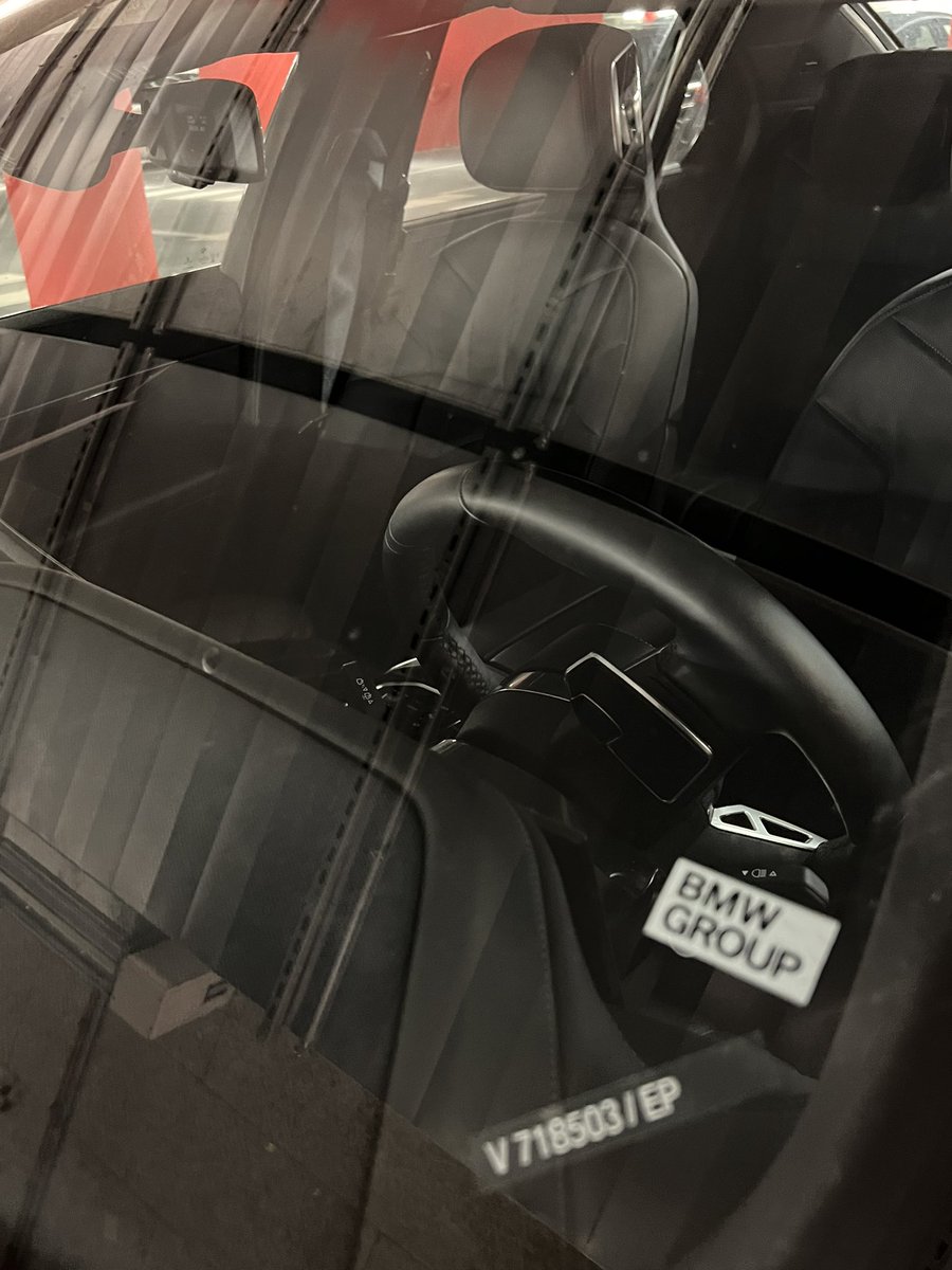 Ready2board's tweet photo. New BMW 5-serie parked next to me #bmw #bmw5 #5serie #autoweek #autobild https://t.co/axJCMRx8Uj