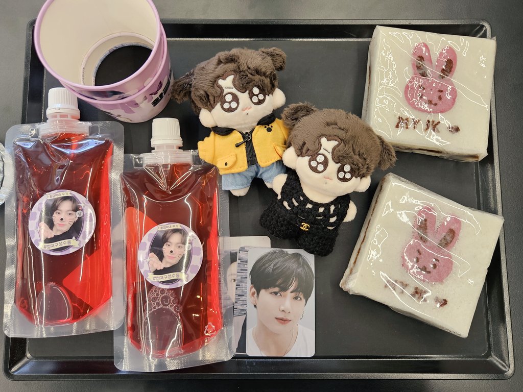 JISEUL_JK's tweet photo. 정국이 광고 보러 성수동으로😎먼저 예빈당 가서 정국셋뚜를 산 뒤 자리 잡고 본격 포토타임📸떡이 넘 귀여워서 먹기 아까웠지만 공복이였기에 사진 찍고 바로 먹었..😋떡이 진짜 맛있었음
#정국로드 #예빈당 #JUNGKOOKxCALVINKLEIN https://t.co/jVQkF4HjDO