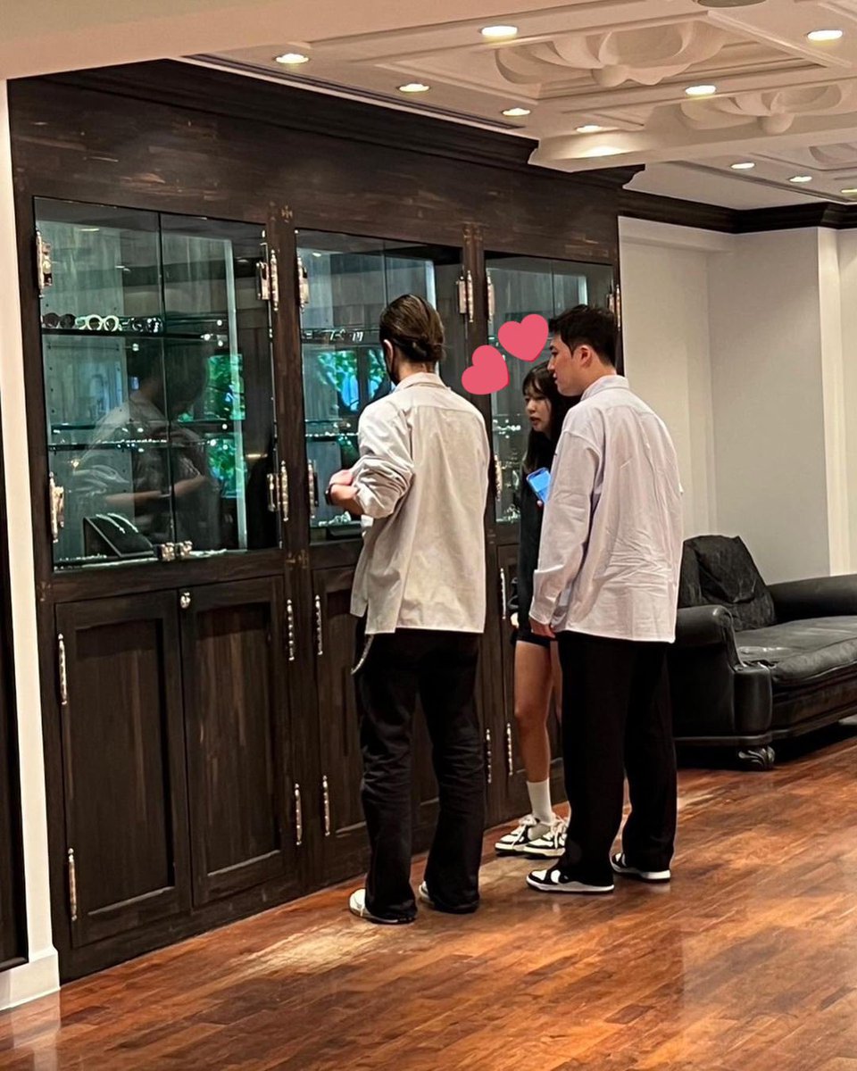 GDJENGDX's tweet photo. oh jennie is wearing the same shoes as the guy next to her. they are wearing couple shoes :) So what, are they dating now? :D
#jendragonisreal #taennieisfake #jendragonreal #taenniefake #blackpink #jenniekim #jiyong #theidol #chanelcouplejendragon #jennierubyjane #ninigd https://t.co/wHxqpbPVgD