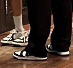 GDJENGDX's tweet photo. oh jennie is wearing the same shoes as the guy next to her. they are wearing couple shoes :) So what, are they dating now? :D
#jendragonisreal #taennieisfake #jendragonreal #taenniefake #blackpink #jenniekim #jiyong #theidol #chanelcouplejendragon #jennierubyjane #ninigd https://t.co/wHxqpbPVgD