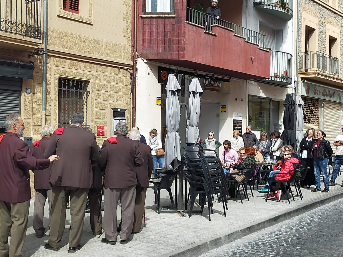 Dolors_Castella's tweet photo. Moltes gràcies de tot cor, Societat Coral l'Aliança (el Coro) de #laGarriga per mantenir viva la tradició de la cantada de Caramelles al nostre poble! @ajlagarriga https://t.co/06HqrJ5ooN