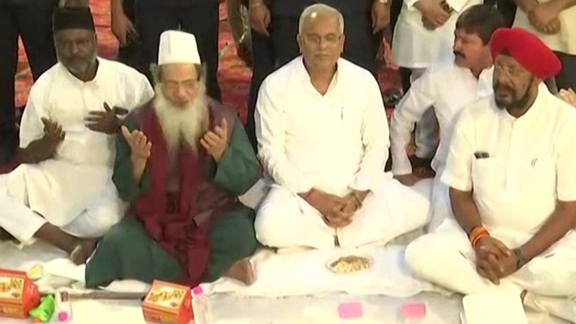 JantantraTv's tweet photo. ➡️CM भूपेश बघेल रायपुर के नेताजी सुभाष स्टेडियम में #IftarParty में शामिल हुए...
@bhupeshbaghel @ChhattisgarhCMO #iftaarparty #NetajiSubhashStadium #subhashstadium #raipurnews #raipur #BhupeshBaghel #jtv https://t.co/nQVl5icnhC