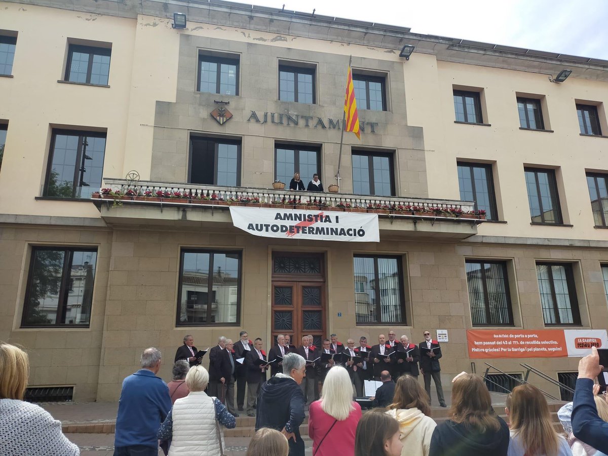 Dolors_Castella's tweet photo. Moltes gràcies de tot cor, Societat Coral l'Aliança (el Coro) de #laGarriga per mantenir viva la tradició de la cantada de Caramelles al nostre poble! @ajlagarriga https://t.co/06HqrJ5ooN