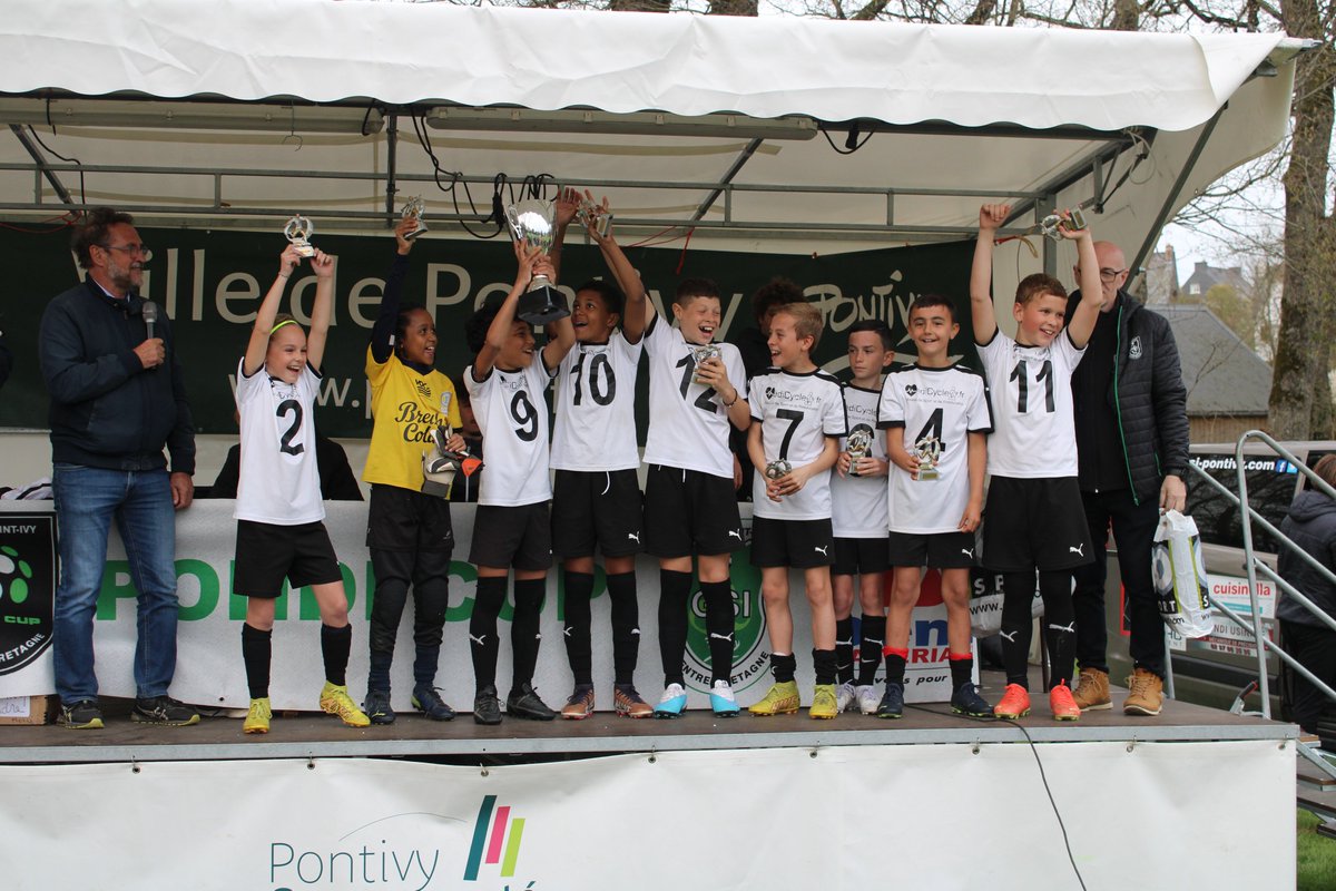 GSIPontivy's tweet photo. 🏆 Le @VOC_officiel vainqueur de l'édition 2023 en battant l'AS Ménimur (2-1) ! ✅
Rostrenen complète le podium et la BO Questembert termine 4ème ! 👏 https://t.co/IBFyyvgPg5