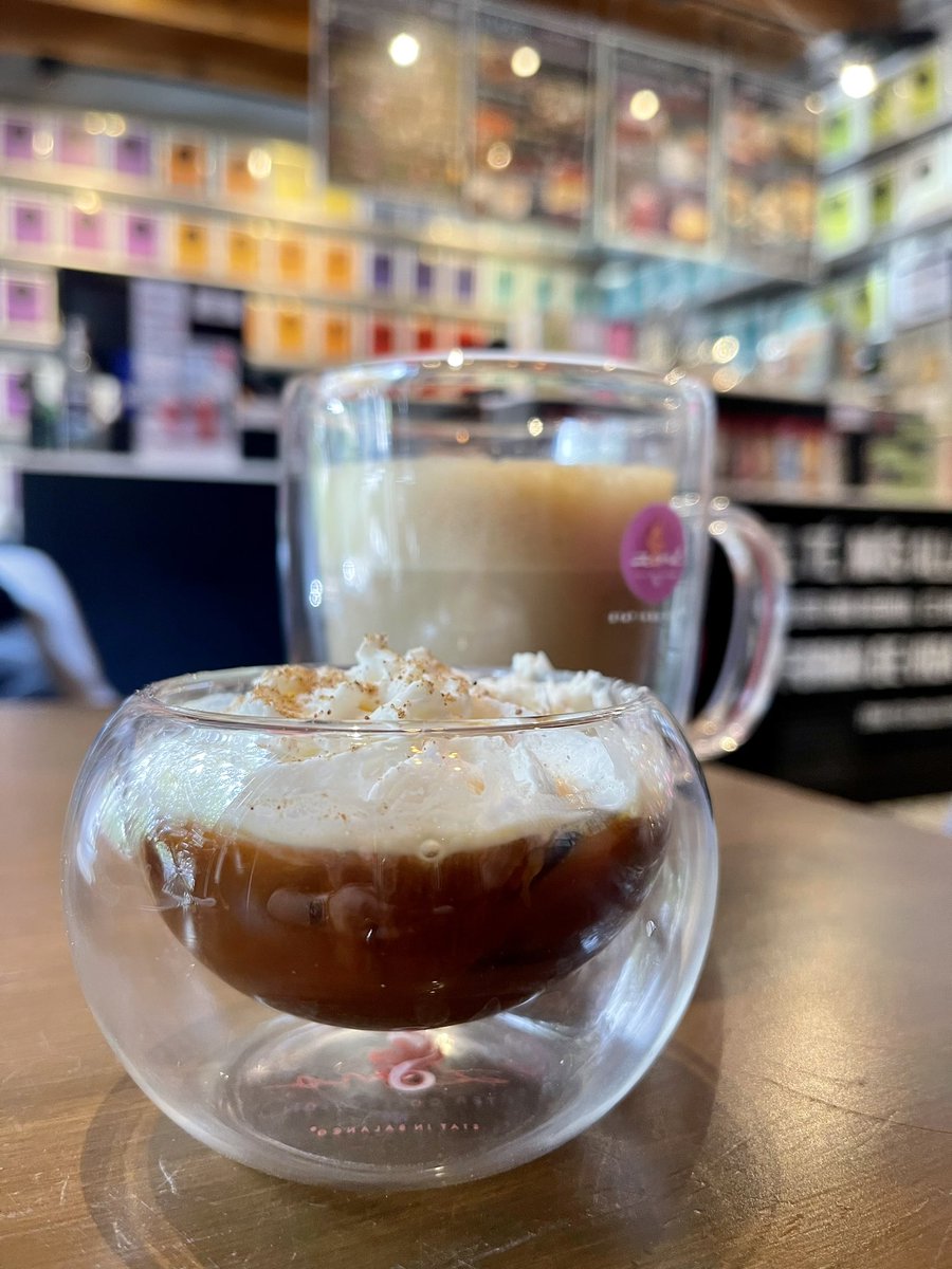 Domingo de café y de relajarse, ven a probar nuestro Espresso Doble con Pana o nuestro delicioso Capuccino de nuestra nueva barra de café &amp; lattes. Despierta de la mejor forma con Zoma Tea 🩵🤩🍵✨