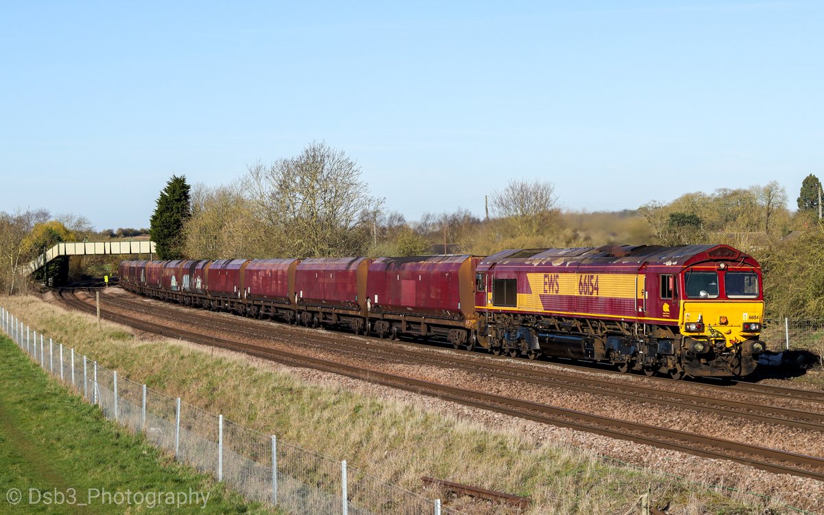 66154 heads through Melton Ross / New Barnetby working the short hop from Scunthorpe - Immingham for loading of coal on 4C73.
#class66 #dbcargo