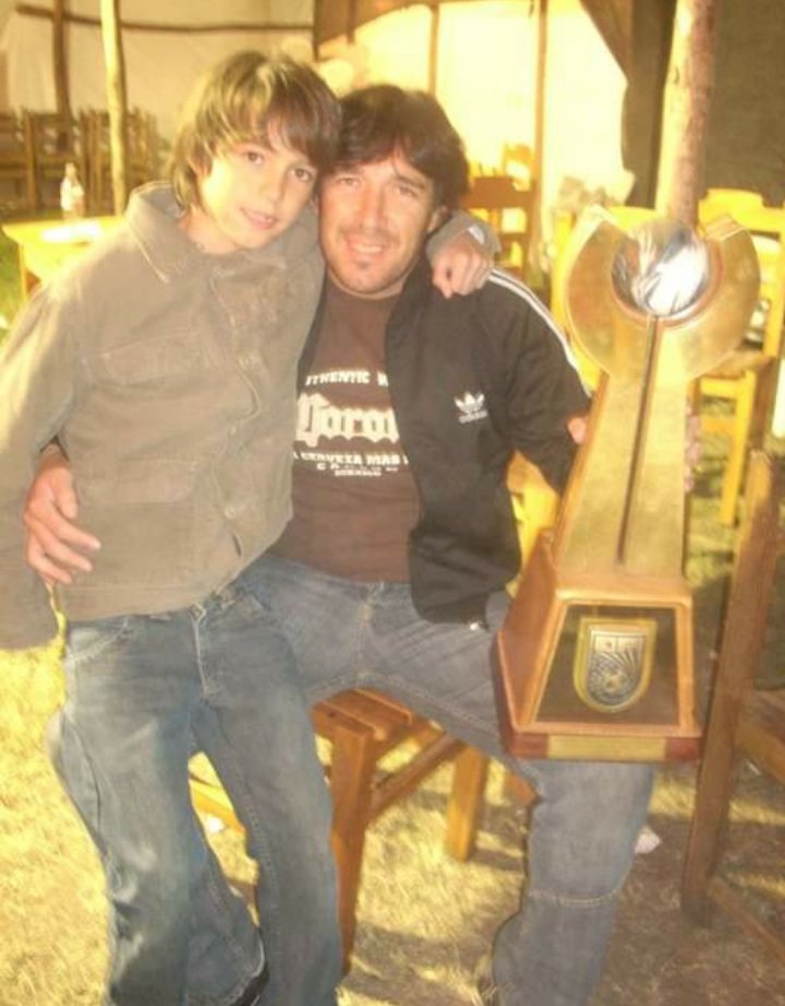 OlimpiaDeMinas's tweet photo. UN HECHO HISTÓRICO 

Gerardo "Chopi" Zeballos y Diego "Anzuelo" Zeballos se transformaron en el primer padre-hijo en conseguir como jugadores del combinado de Lavalleja el Campeonato de Selecciones del Interior.

(...) https://t.co/DMN6KeSIKp