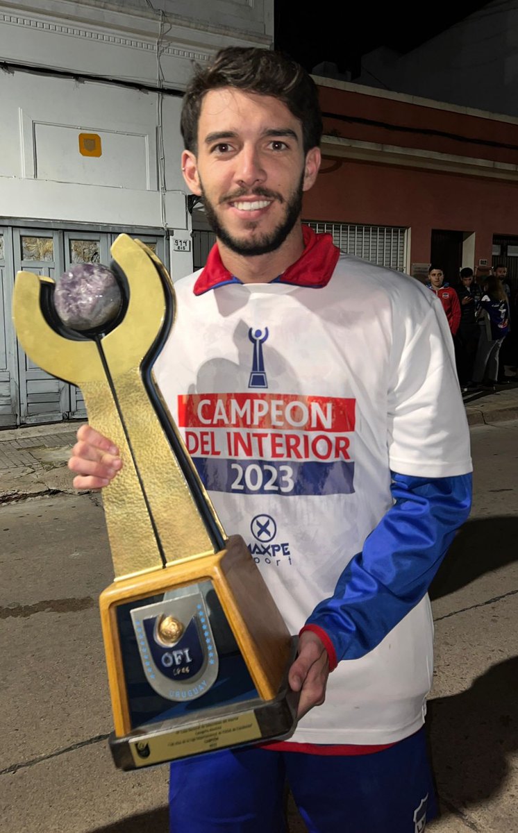 OlimpiaDeMinas's tweet photo. UN HECHO HISTÓRICO 

Gerardo "Chopi" Zeballos y Diego "Anzuelo" Zeballos se transformaron en el primer padre-hijo en conseguir como jugadores del combinado de Lavalleja el Campeonato de Selecciones del Interior.

(...) https://t.co/DMN6KeSIKp