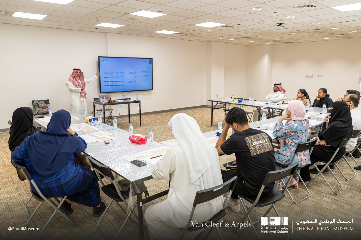 SaudiMuseum's tweet photo. لرسم الخط الديواني وتعلم فنه؛ متعة ازدانت بها لحظات المتدربين في ورشة عمل أقيمت في #المتحف_الوطني 

#فان_كليف_آربلز
#المعهد_الملكي_للفنون_التقليدية https://t.co/ce0CmKkfKE