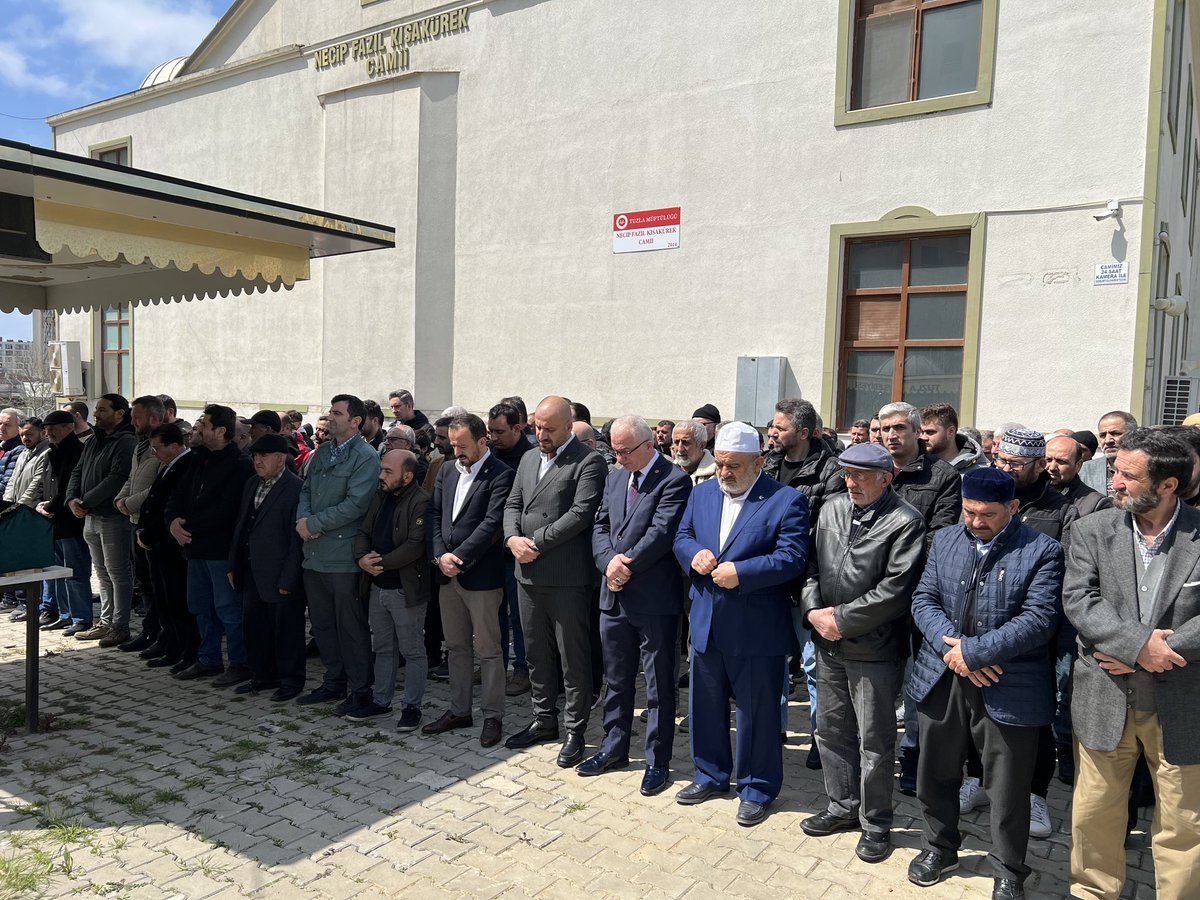 rptuzla's tweet photo. Tuzla/Aydınlı mahallesinde Hakkın Rahmetine Kavuşan Mehmet YAYLA'nın öğlen namaz��na mutakip cenaze namazına İlçe Başkanımız ve Teşkilatı olarak katıldık, Allahtan rahmet yakınlarına başsağlığı dileriz.
@SerdarSabuncu53 @ErbakanFatih @seckin_aycetin @yasirkayaresmi 
#yenidenrefah https://t.co/6SaXOdSb9p