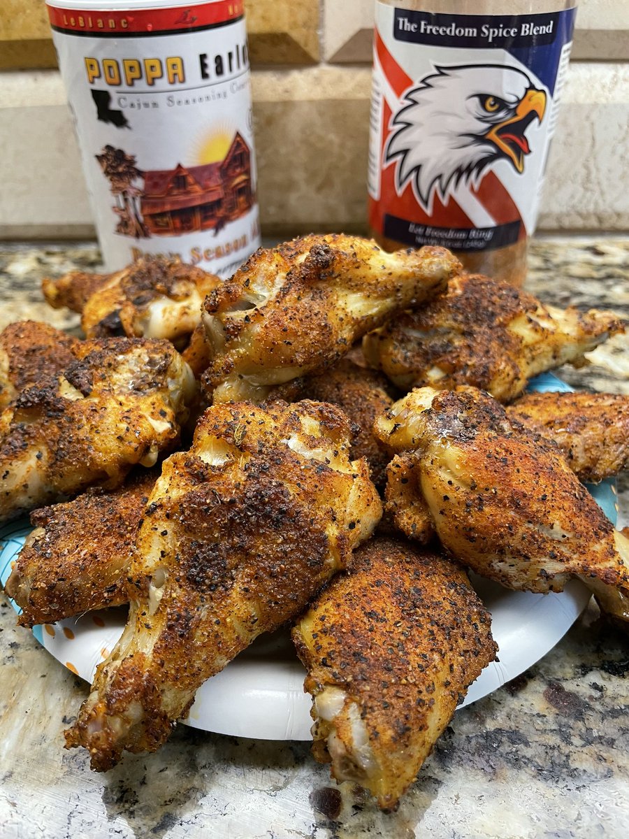 Wings!  👊🏼💥
One of my fave combos <a href="/PoppaEarles/">Poppa Earle’s</a> #TheFreedomSpiceBlend