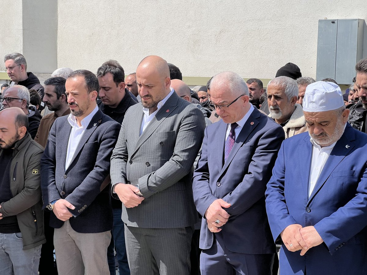 rptuzla's tweet photo. Tuzla/Aydınlı mahallesinde Hakkın Rahmetine Kavuşan Mehmet YAYLA'nın öğlen namaz��na mutakip cenaze namazına İlçe Başkanımız ve Teşkilatı olarak katıldık, Allahtan rahmet yakınlarına başsağlığı dileriz.
@SerdarSabuncu53 @ErbakanFatih @seckin_aycetin @yasirkayaresmi 
#yenidenrefah https://t.co/6SaXOdSb9p