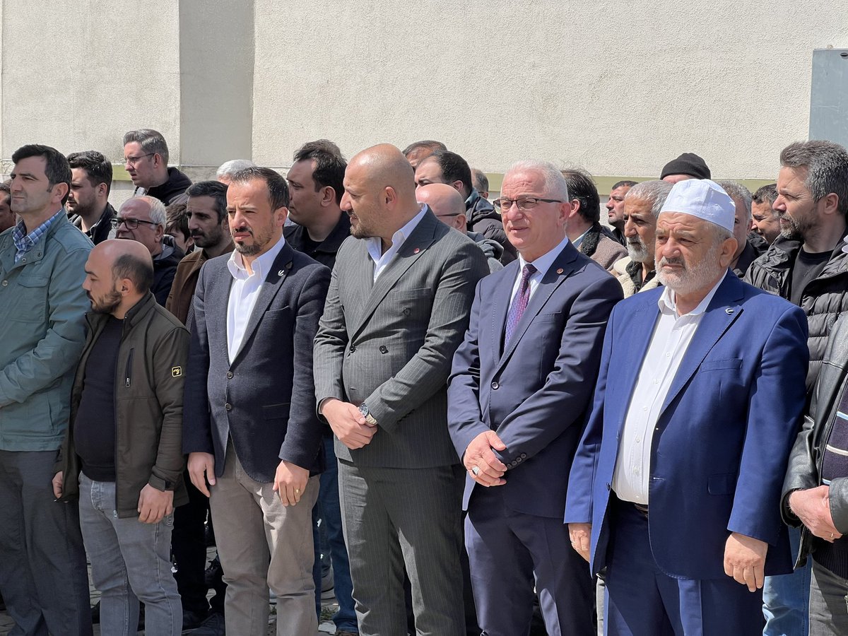 rptuzla's tweet photo. Tuzla/Aydınlı mahallesinde Hakkın Rahmetine Kavuşan Mehmet YAYLA'nın öğlen namaz��na mutakip cenaze namazına İlçe Başkanımız ve Teşkilatı olarak katıldık, Allahtan rahmet yakınlarına başsağlığı dileriz.
@SerdarSabuncu53 @ErbakanFatih @seckin_aycetin @yasirkayaresmi 
#yenidenrefah https://t.co/6SaXOdSb9p