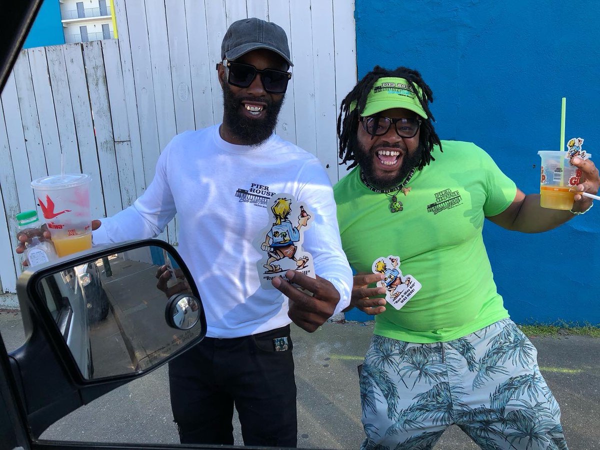Virginia Beach, Virginia - 

I met two smilin’ “Pier House” pARTy Pals when I found an 11th Street parking spot … 

their positive energy smiles make me wanna check out the “Pier House” 😃 …

#RunAwayBill

“Run-A-Way Bill” was here! 

Tuesday 04.04.23