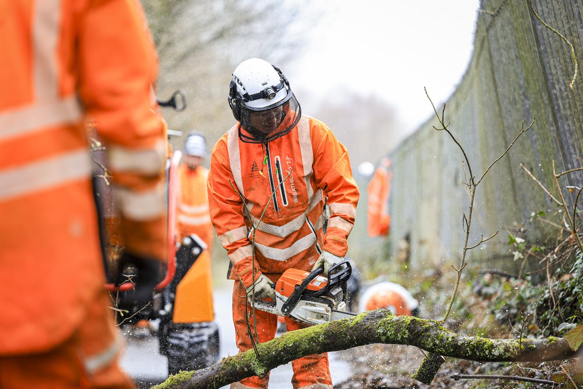 SASRopeandRail's tweet photo. SAS Rope and Rail Arb Division doing what it does best! Sometimes closing public walking routes is necessary to keep members of the public away from harm and complete the task in a safe manor.

#Employees #Professional #Safety #TransportForWales #devegetation #treecare https://t.co/pxurvdUA79