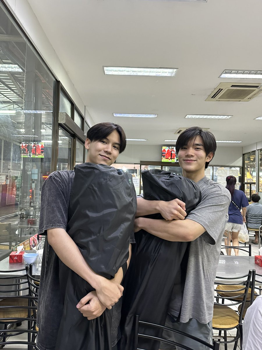 MookWorranit's tweet photo. มอบช้าไปนิส😹55555 @satangktp @tawattannn https://t.co/rdXt5uFpI5