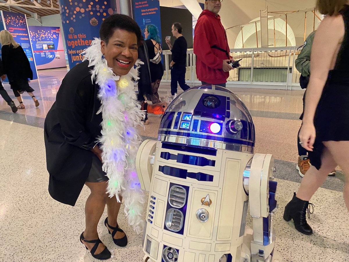 Me fangirling over R2-D2. We had some communication issues, but I think he liked our matching lights. 

#yurisnight #SpaceParty 

2/