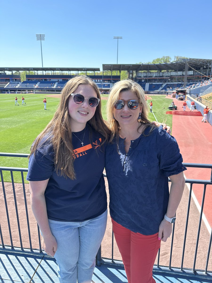 Happy 19th birthday to <a href="/reecceesmithh/">Reece Smith</a> Great day to celebrate #GoHoos <a href="/UVABaseball/">Virginia Baseball</a>