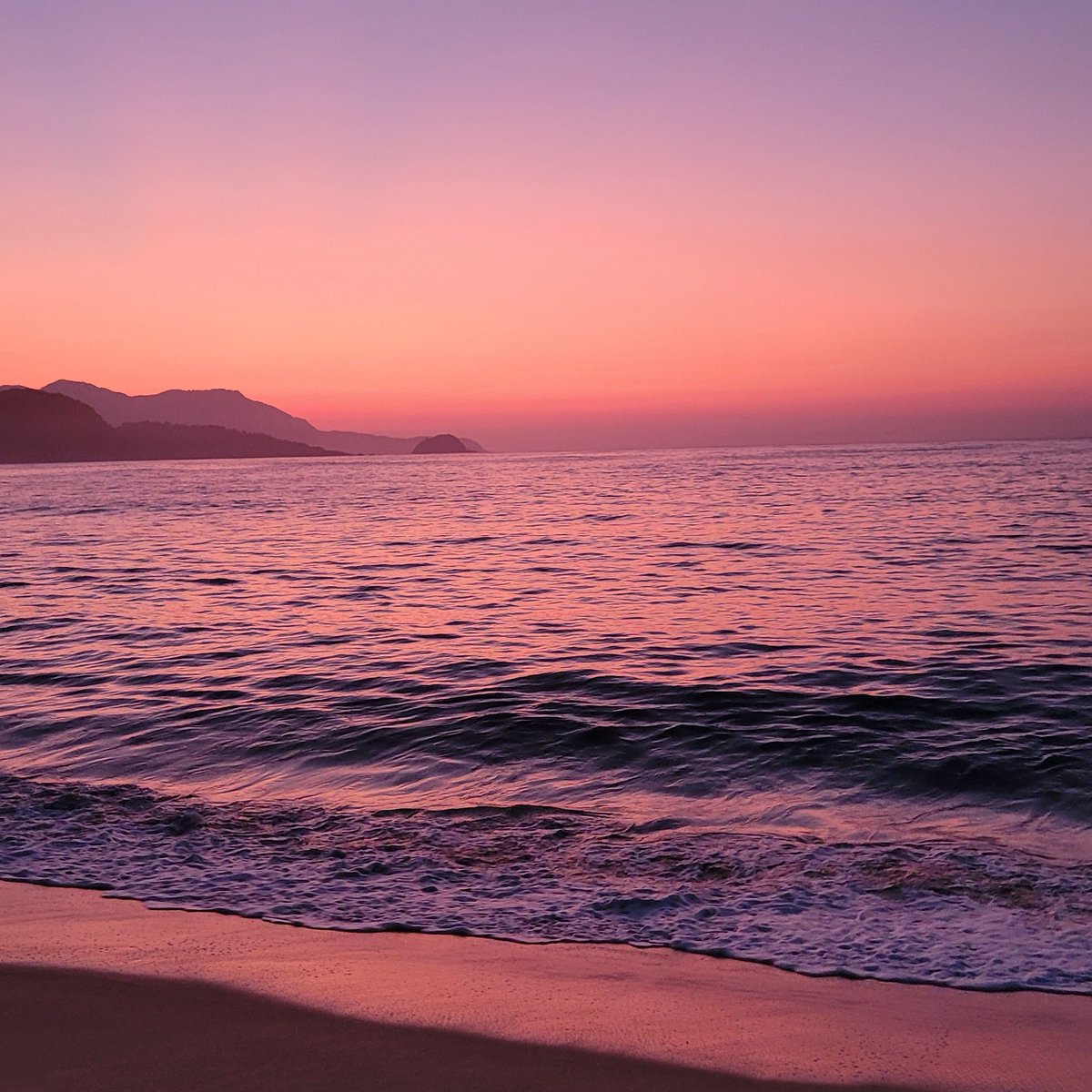Inessorel's tweet photo. Sunrise. Trindade, Rio de Janeiro , Brasil https://t.co/6YijPi51RY