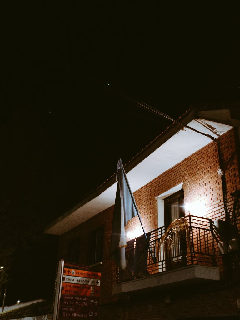 rodalatleti's tweet photo. Si algo caracteriza esta fiesta son sus banderas, alféreces y capitán. También el desclavamiento y el Pange Lingua (este año ausente). Porque ha habido cosas, ha sido atípica, pero, teniendo en cuenta que alguna Cofradía data de 1532, ¡cómo no va a ser diferente cada año! https://t.co/klPisQRN63