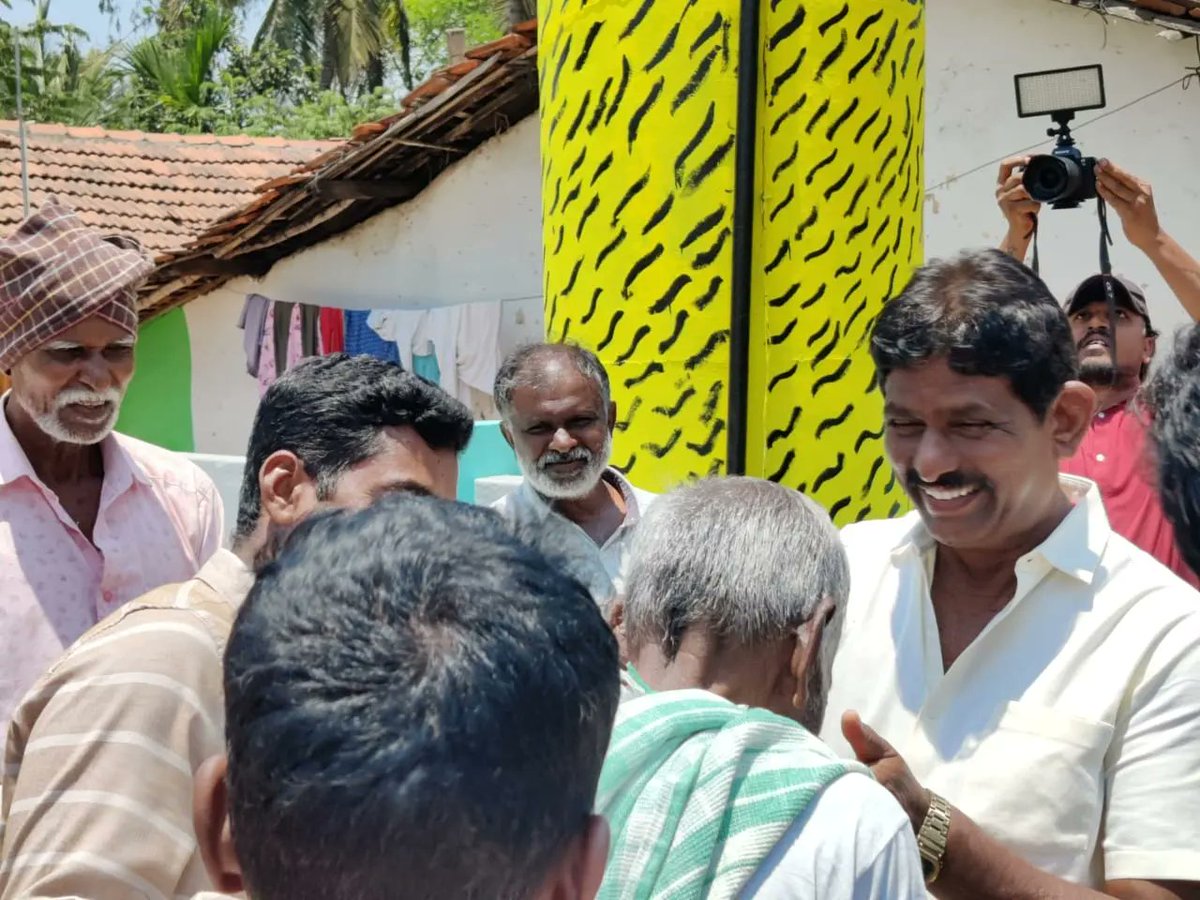 MTKrishneGowda's tweet photo. ಹಳ್ಳಿ ಮೈಸೂರು ಹೋಬಳಿಯ ವಿವಿಧ ಗ್ರಾಮಗಳ ಮತದಾರ ಬಂಧುಗಳನ್ನು ಭೇಟಿಯಾದ ಕ್ಷಣಗಳ ನೋಟ ಇದು.
#mtkrishnegowda #KPCC #Siddaramaiah #AICC #election #arakalgudassembly #Arkalgud #Hassan #congressguarantee #DKShivakumar #Congress https://t.co/tol0H8P4K1