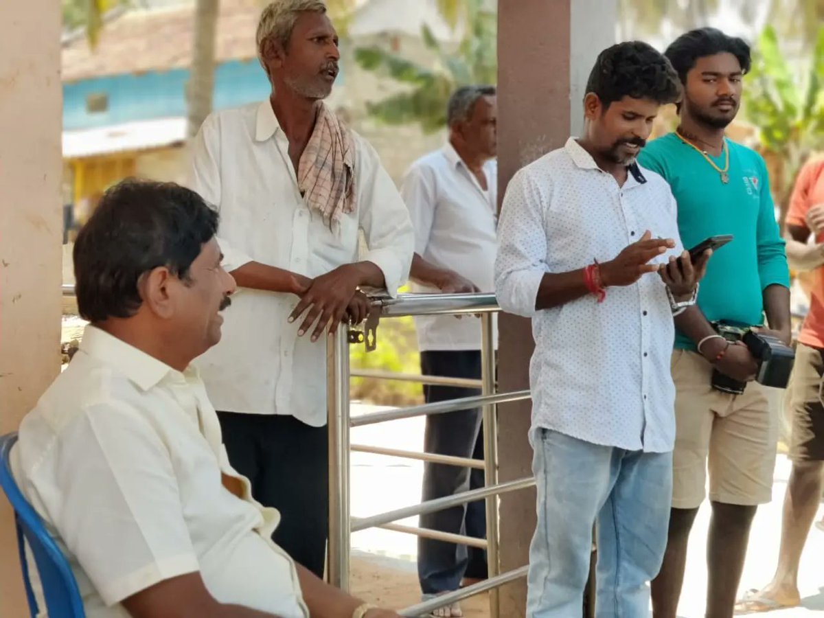 MTKrishneGowda's tweet photo. ಹಳ್ಳಿ ಮೈಸೂರು ಹೋಬಳಿಯ ವಿವಿಧ ಗ್ರಾಮಗಳ ಮತದಾರ ಬಂಧುಗಳನ್ನು ಭೇಟಿಯಾದ ಕ್ಷಣಗಳ ನೋಟ ಇದು.
#mtkrishnegowda #KPCC #Siddaramaiah #AICC #election #arakalgudassembly #Arkalgud #Hassan #congressguarantee #DKShivakumar #Congress https://t.co/tol0H8P4K1