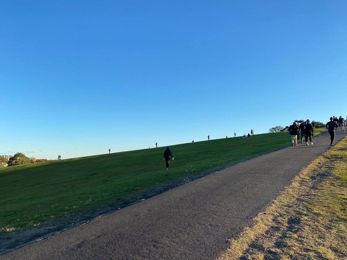 409Amelia's tweet photo. Bored at work, go for a walk in the park. I didn't expect it to be so lively, the hillside was full of people. There are people drinking and chatting, playing cards, skating, reading books..#walkingstick #walkingtime #walkingtrail #walkingreece https://t.co/Er7EE36Sku