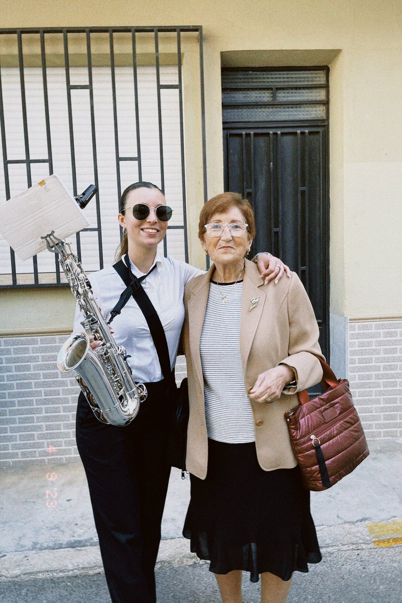 Quan toque al poble, sempre ix a veure'm i saludar-me. Hui no he pogut evitar fer-me una foto amb ella quan he vist lo reguapa i bonica que anava.❤️‍🩹👵🏼