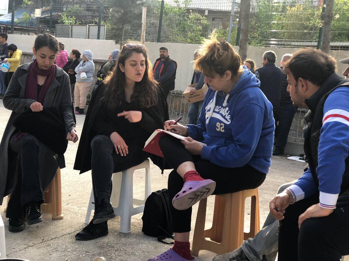 KaryerDayanisma's tweet photo. Karyer mahallesi’nde İzmir ÇHD avukatlarının katılımı ile halk toplantısı yaptık. Deprem sonrası imar planları ile ilgili bilgilendirme yapıldı. Toplantıya katılanlar yapılan bilgilendirme sonrası sorularını sordular. 
Emeklerinden dolayı @chdizmirsubesi'ne teşekkür ederiz. https://t.co/nKtcDyI2sO