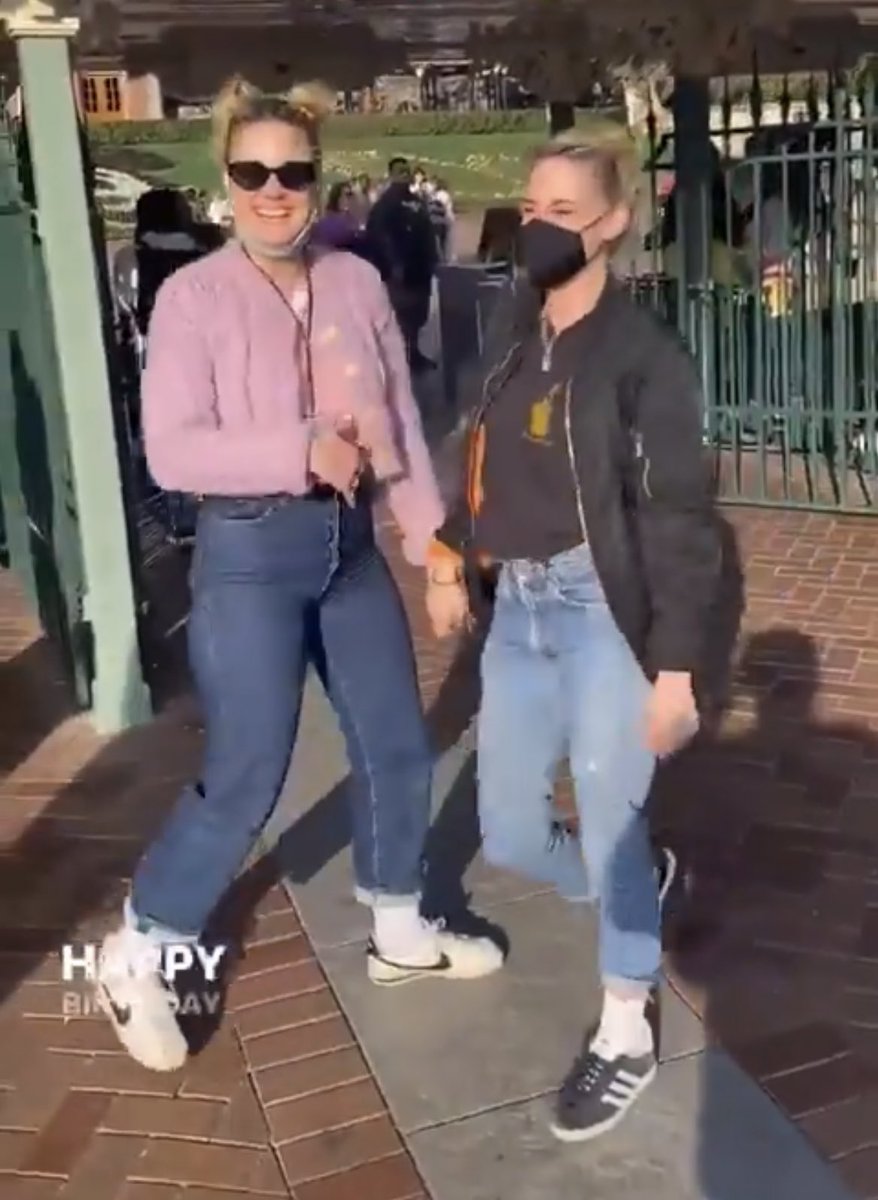 bellaxkristen's tweet photo. I just know she had the biggest smile under her facemask 🥹 https://t.co/2BXHeYk3lc