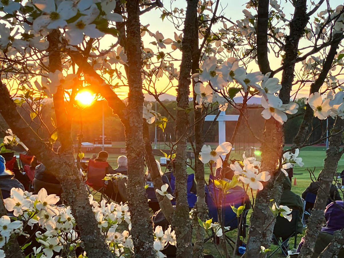 Another super pic from <a href="/MaryvilleC/">Maryville College</a> Sunrise Service today. (📸: Kathleen Farnham) #maryvillecollege 🌅🌸