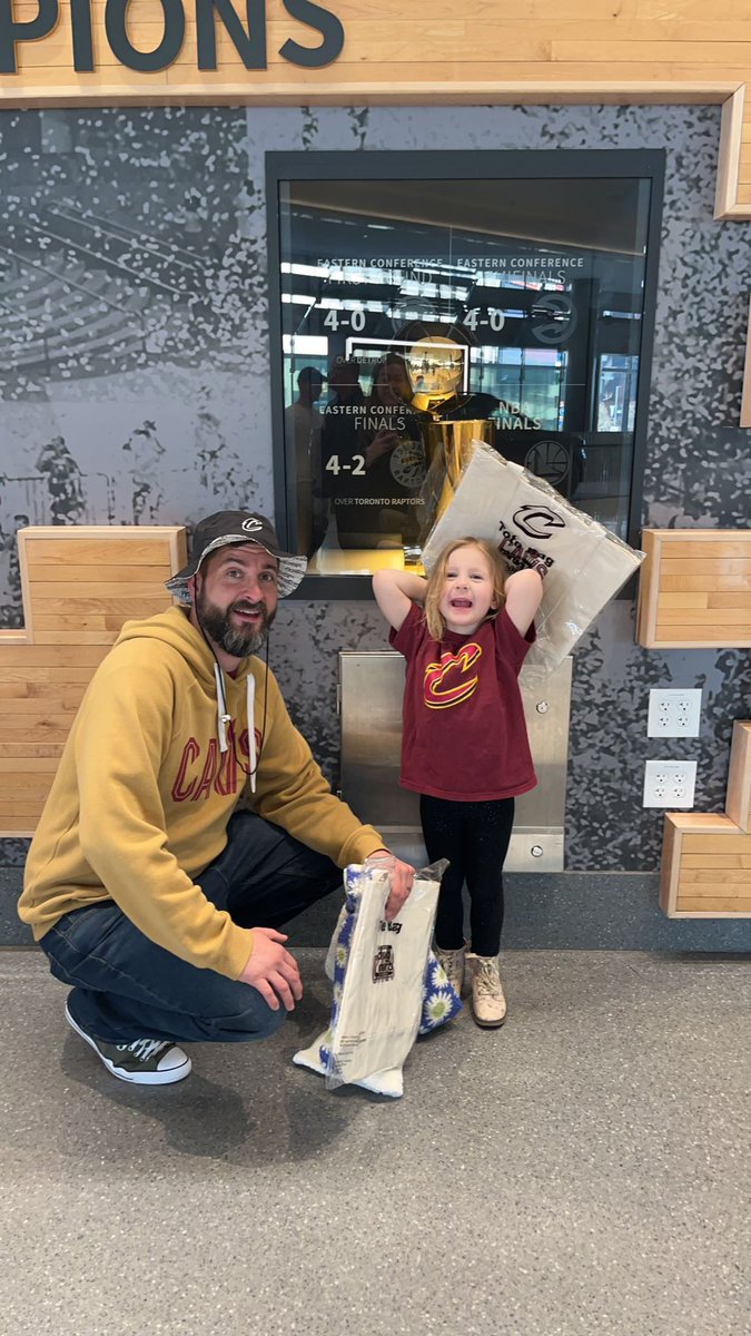 callmeabigail's tweet photo. It’s some bunny’s first Cavs game! #letemknow https://t.co/8UUHEOUjUH