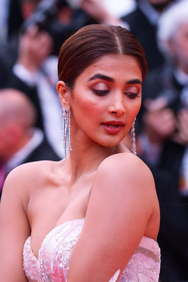 FtSg2VOagAMd-fg?format=jpg&name=900x900