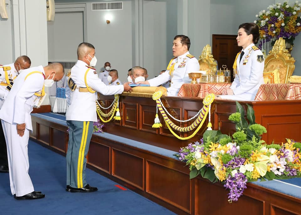 Monarchies2000's tweet photo. Le roi #Vajiralongkorn #Rama X et la reine #Suthida de Thaïlande ont présidé le 7 avril la cérémonie de remise des diplômes aux différents instituts universitaires militaires du royaume de #Thaïlande. Photos: Thai Royal Office https://t.co/fF6v8XSwFG
