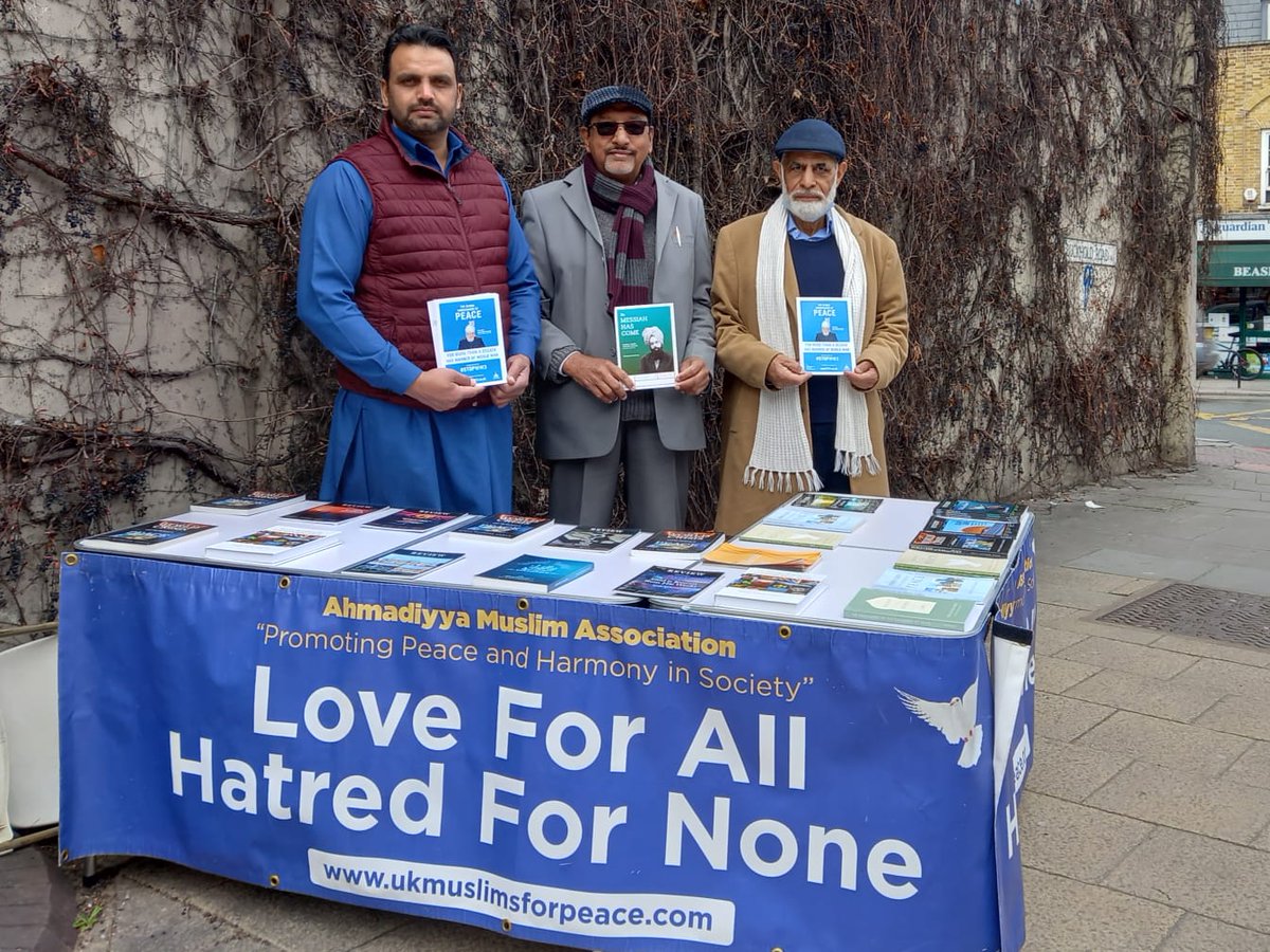 Ahmadiyya Muslim Association & AMEA FAZL Region 'Promoting Peace & Harmony in Society' at Hampton Court Bridge & Southside Shopping Centre
#Love4AllHatredFor4None
#Loyalty_Freedom_Equality_Respect_Peace 
#StopWW3 
 @ukmuslims4peace @TheTrueIslamUK
@wandbc
@eastmolesey 
@BBCNews