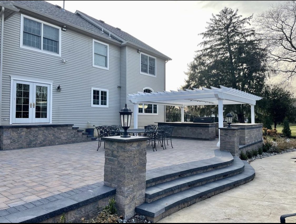 CambridgePavers's tweet photo. A perfect outdoor living space to enjoy this Easter Sunday. Install by Scenic View Landscaping #cambridgepavers #standoutsunday #patiodesign https://t.co/4Fri1aLVVo