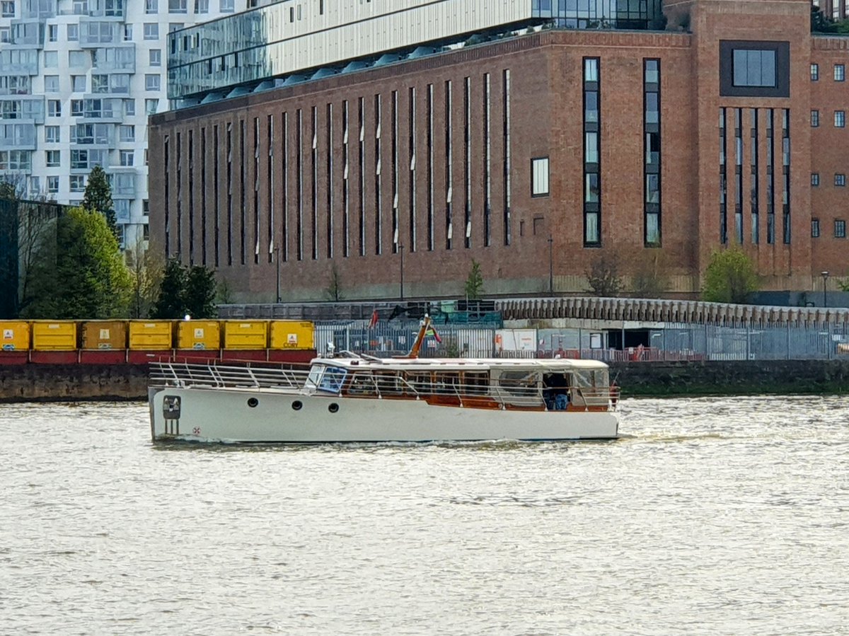 The stylish all mahogany commuter yacht Bourne spotted by Battersea Power Station this afternoon <a href="/Thames_Limo/">Thames Limo</a> #riverthames #lifeonthethames #thamesphotography #thamescharter #thamespath #lifeinlondon