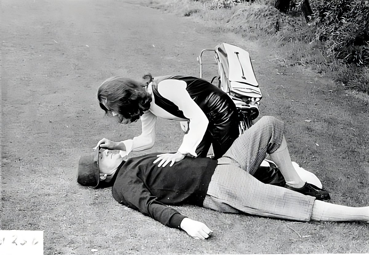westminstermews's tweet photo. β³ The Thirteenth Hole by Tony Williamson, directed by Roy Baker β³ In which Steed finds a bogey β and Emma gets the birdie #TheThirteenthHole #TheAvengers #TonyWilliamson #RoyBaker #PatrickMacnee #DianaRigg https://t.co/NbNRKrm1NC