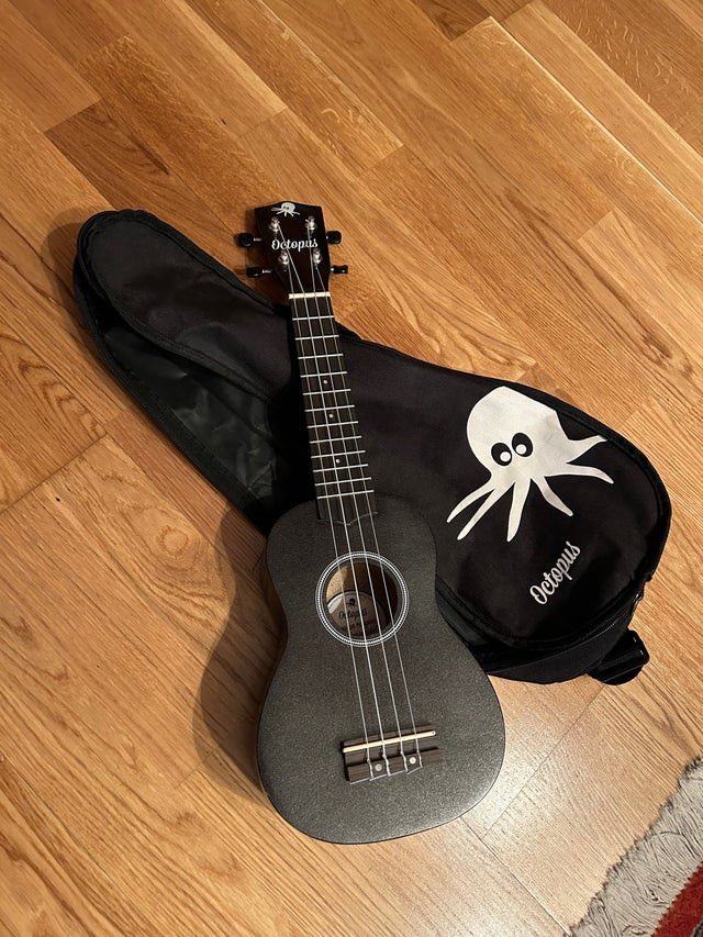 jctobarra's tweet photo. Vendo "Ukelele" en #wallapop  https://t.co/rSRoiWsOw7 https://t.co/ihFpJQHY3L