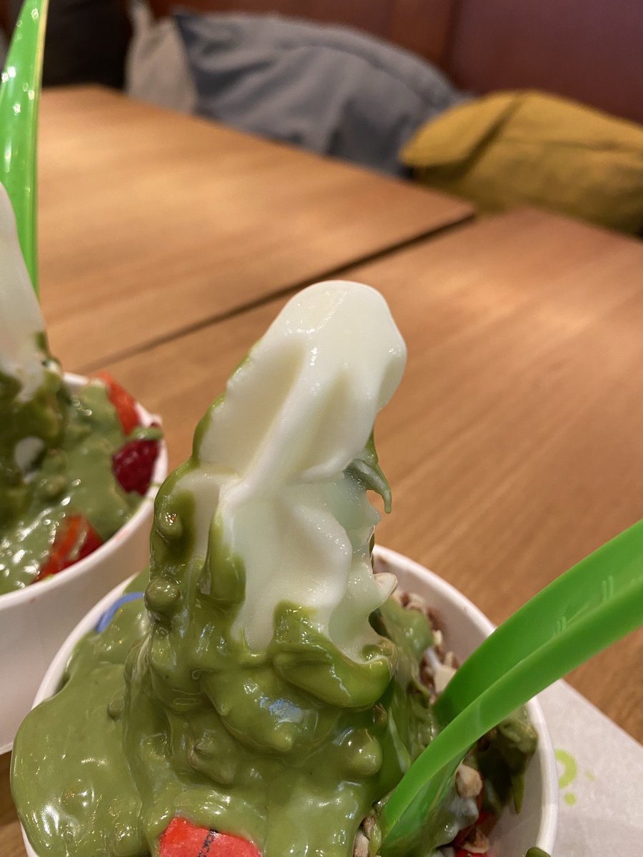 Phoena_14's tweet photo. ¿En qué momento los @llaollao se han vuelto de hielo? #llaollao #Plenilunio 4€ por esta mierda 😤 https://t.co/vDw0PYCeuZ