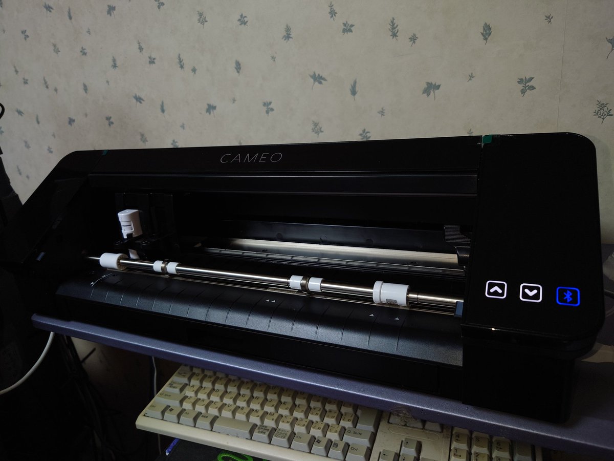 esperiga's tweet photo. カッティングマシン導入
色々手こずりましたが、何とかなった
アイロンプロントのカット、印刷したシールのカット、カッティングシートのカット
#graphtec #cameo4 https://t.co/gX0hKdDS5W
