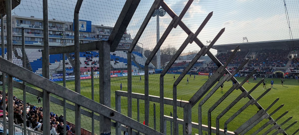 SLO_Bohemians's tweet photo. Tady to bude chtít zlidštit. Jde to! #bodáky #klec #Olomouc https://t.co/LDx5k0nx81