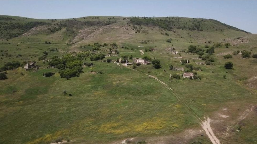 @drxstamxd Look at this picture! This was the village where the Armenians did not live! It's surrounded by mines! Your country invaded, it wasn't enough, they smashed the whole town! Will your country find peace? #ArmenianOccupation