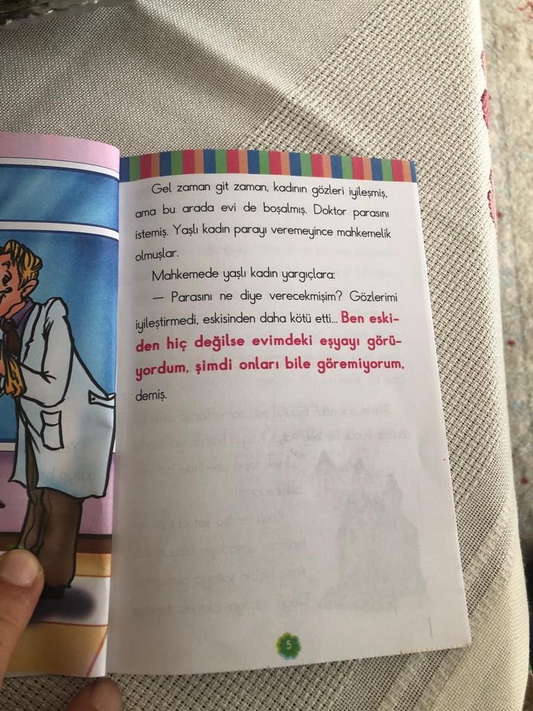Bu nasıl bir çocuk kitabı?! Bu hikaye, çocuklara okutulacak bir hikaye mi? Hiç mi akıl süzgecinden geçirmiyorsunuz bu hikayeleri? 

Doktor, mesleğini kullanıp bir insanı kandırıp hırsızlık yapacak öyle mi? 

Hem de yaşlı bir kadını kandıracak…

Çocuklara bu ahlaksızlığı nasıl