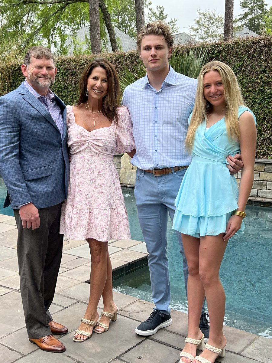 Cwilkerson9's tweet image. He Is Risen! Happy Easter from the Wilkersons #Family #Godis Great