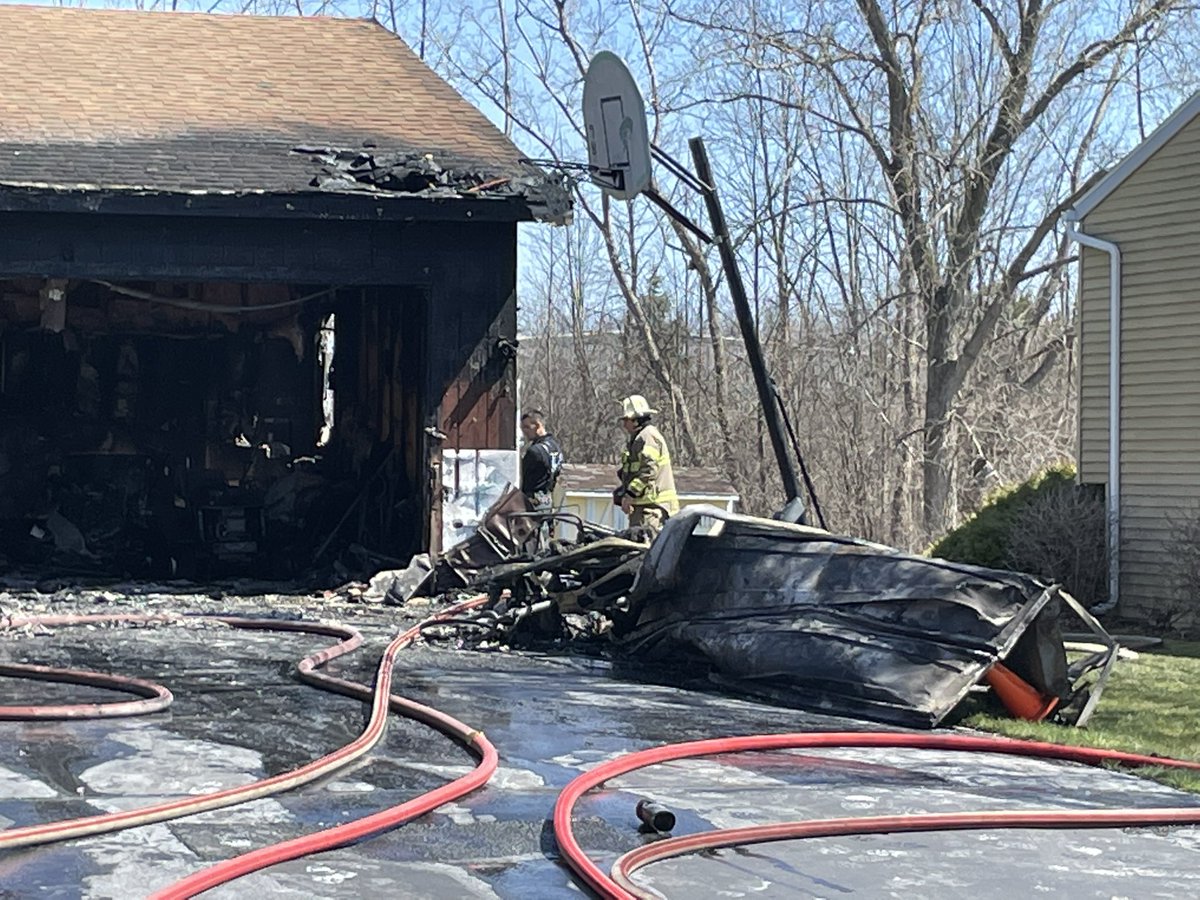 Ben_Vahey's tweet photo. #BREAKINGNEWS @GatesfdPio and @ChiliFireDept on scene of a House Fire on Battle Green Drive in Chili. Waiting to get more information. @13WHAM @FoxRochester @ROCHNYCRIMEINFO @mcfw https://t.co/dL9GQO92r2