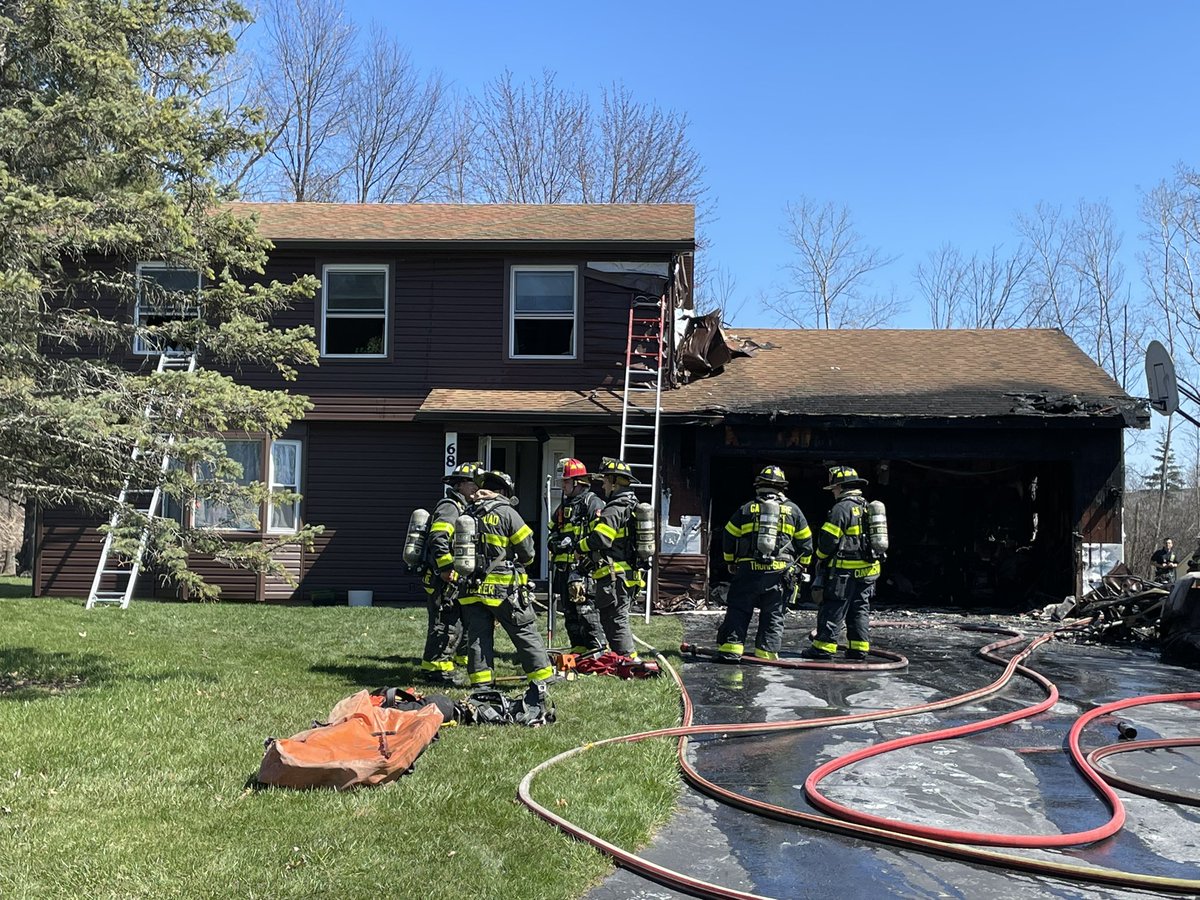 Ben_Vahey's tweet photo. #BREAKINGNEWS @GatesfdPio and @ChiliFireDept on scene of a House Fire on Battle Green Drive in Chili. Waiting to get more information. @13WHAM @FoxRochester @ROCHNYCRIMEINFO @mcfw https://t.co/dL9GQO92r2