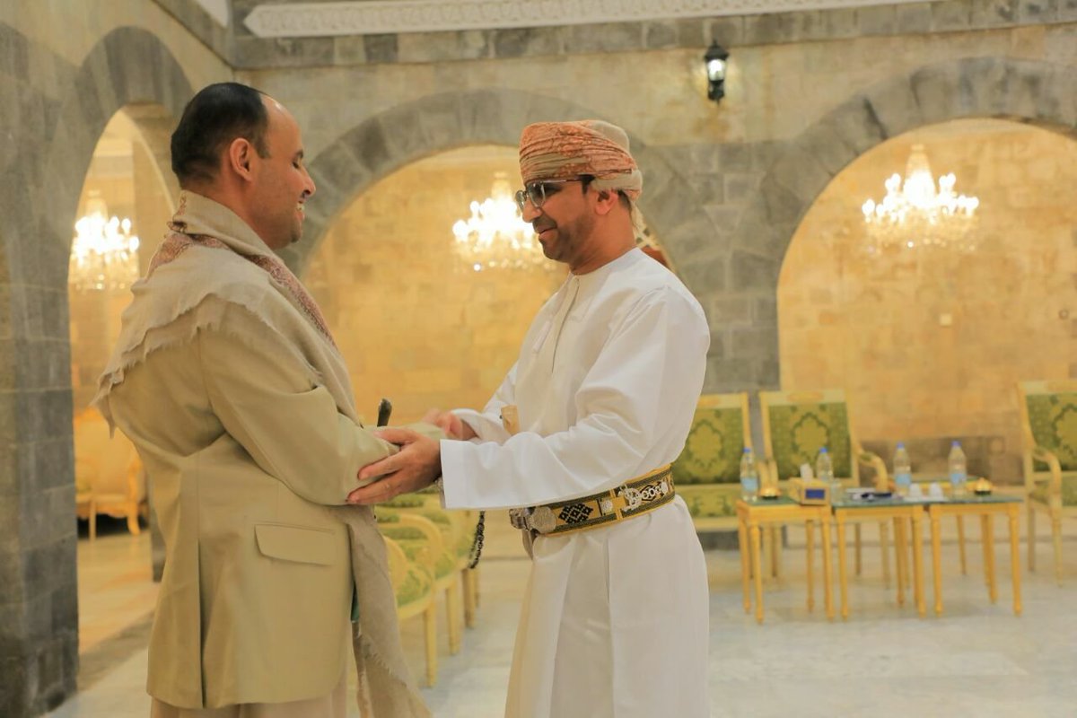 Presidentt_Ye's tweet photo. #الرئيس_المشاط يستقبل الوفدين العماني والسعودي في القصر الجمهوري بصنعاء

[18 رمضان 1444هـ] صنعاء - سبأ :

استقبل فخامة المشير الركن ، مهدي محمد المشاط، رئيس المجلس السياسي الأعلى، اليوم، بالقصر الجمهوري بالعاصمة صنعاء الوفدين العماني والسعودي. 

وخلال اللقاء رحب فخامة الرئيس المشاط بالوفدين العماني والسعودي، معبراً عن امتنان الشعب اليمني لجهود الوساطة التي تقوم بها سلطنة عمان الشقيقة، ودورها الإيجابي في تقريب وجهات النظر وجهودها الرامية إلى تحقيق السلام المشرف الذي يتطلع إليه كافة أبناء الشعب اليمني. 

وأكد فخامة الرئيس المشاط الموقف الثابت من السلام العادل والمشرف الذي ينشده أبناء الشعب اليمني ويحقق تطلعاتهم في الحرية والاستقلال. 

من جانبه أكد رئيس الوفد السعودي، الشكر للأخوة في سلطنة عمان الشقيقة على دورهم الهام وجهودهم الكبيرة في إطار إحلال السلام في اليمن وحرصهم على دعم السلام والاستقرار في اليمن. 

حضر اللقاء رئيس الوفد الوطني، محمد عبدالسلام، ونائب رئيس الوفد الوطني ،الفريق الركن جلال الرويشان، ورئيس جهاز الأمن والمخابرات، اللواء عبدالحكيم الخيواني، ونائب وزير الخارجية، حسين العزي، وعضو الوفد الوطني، عبدالملك العجري، ورئيس اللجنة العسكرية والأمنية، اللواء عبدالله يحيى الرزامي.

#مكتب_رئاسة_الجمهورية_اليمنية