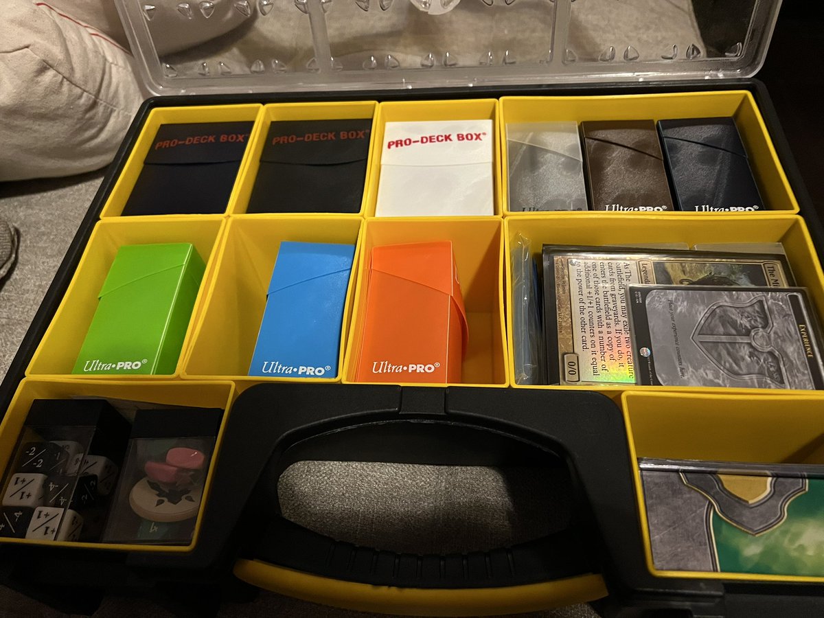 @KimlinhTran I used to use a modular toolbox for MTG cards and deck boxes....